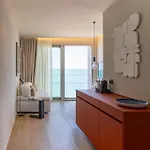 Opera 4* بيزارو