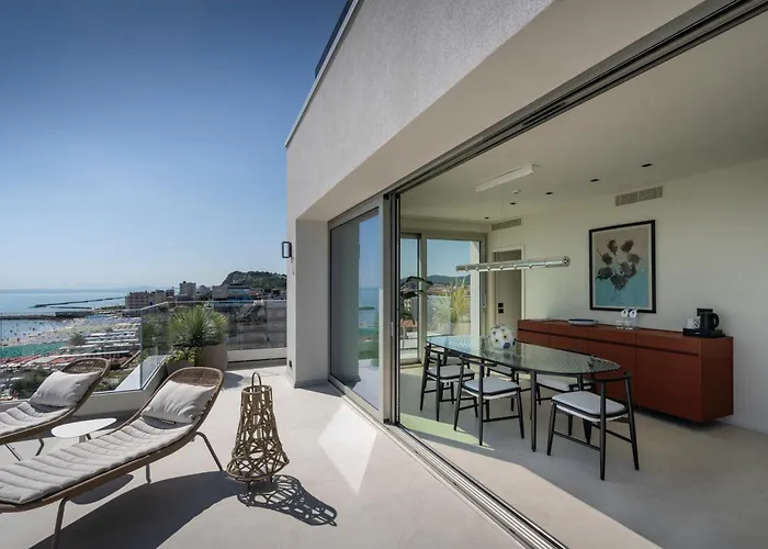 Готель Opera 4*